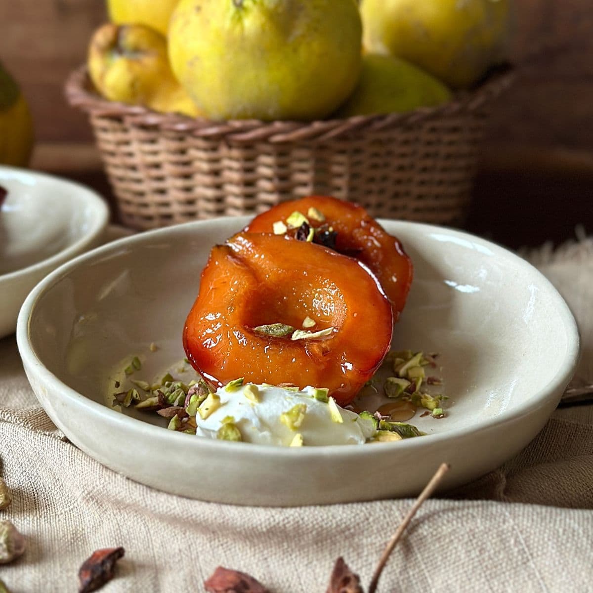 baked-quince-recipe-with-white-wine-saffron-spices-kitchen-and
